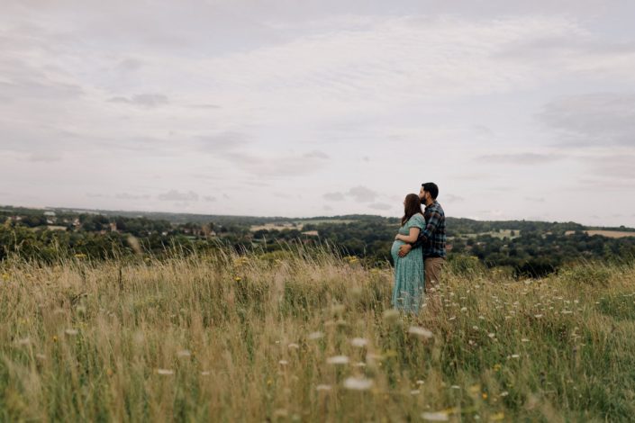 Natural and relaxing maternity session in the field. Hampshire photo shoot. Ewa Jones Photography