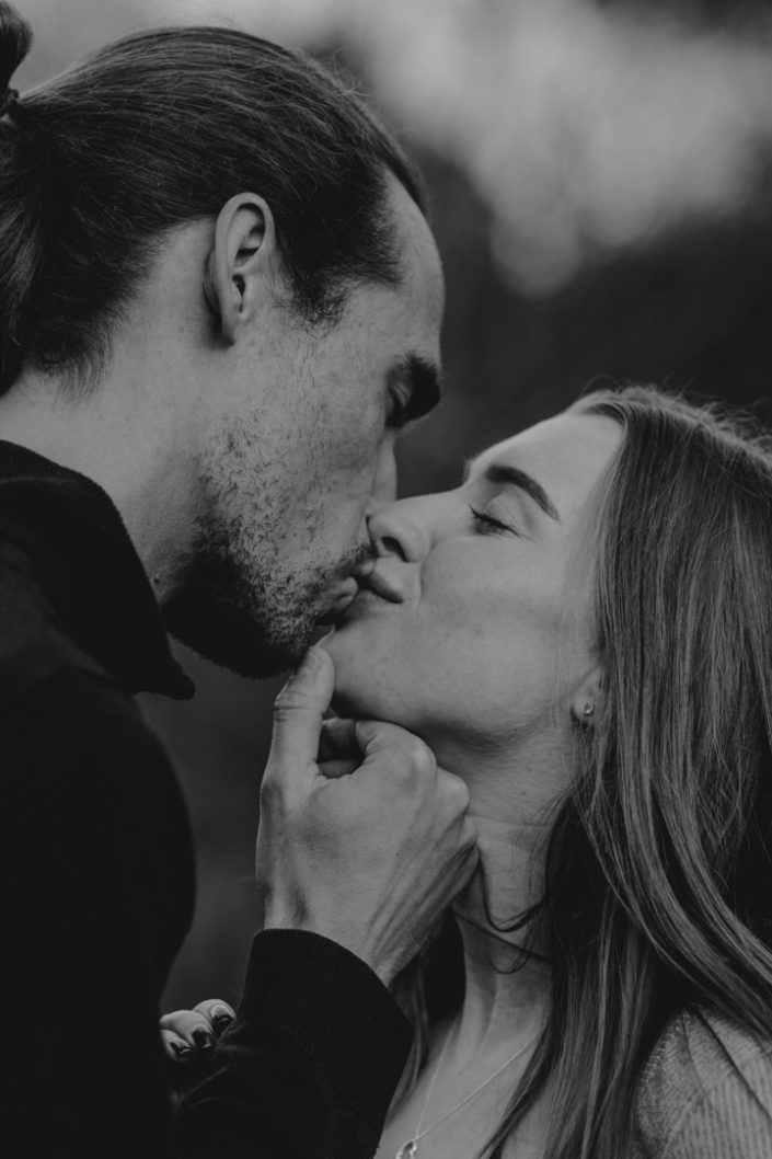 Mum and dad are kissing. Black and white intimate photo sesssion. Ewa Jones Photography