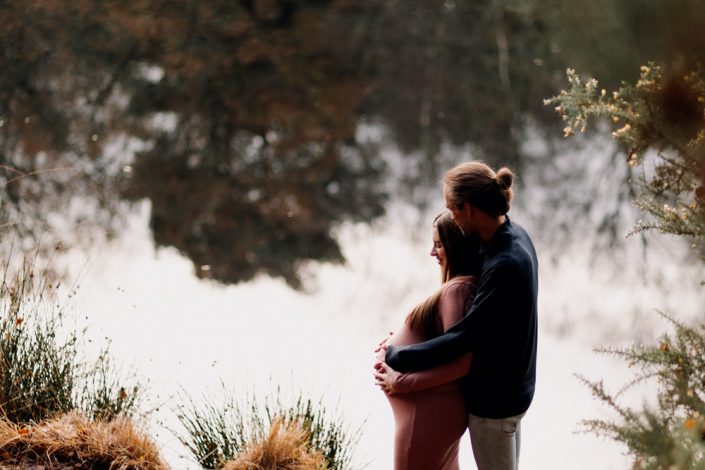 What to wear for a maternity session. maternity poses. Hampshire photo session outside in the winter. Ewa Jones Photography