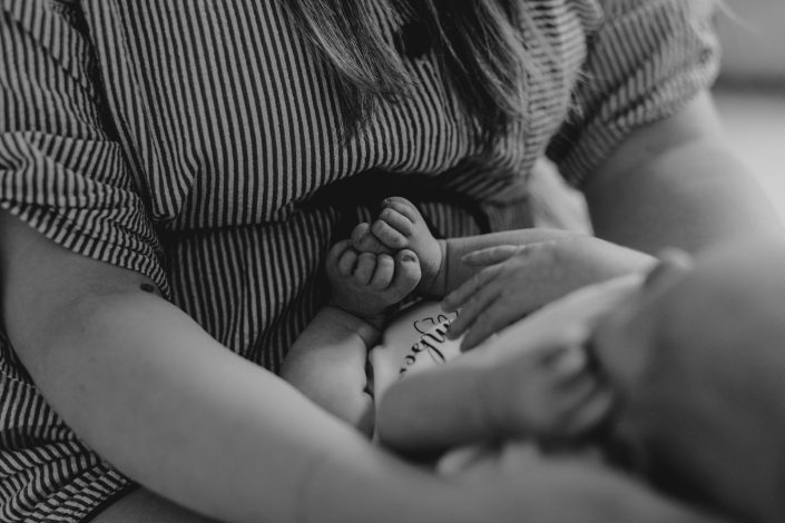 close up of newborn feet. black and white newborn photography. Hampshire newborn photoshoot at home. Ewa Jones Photography